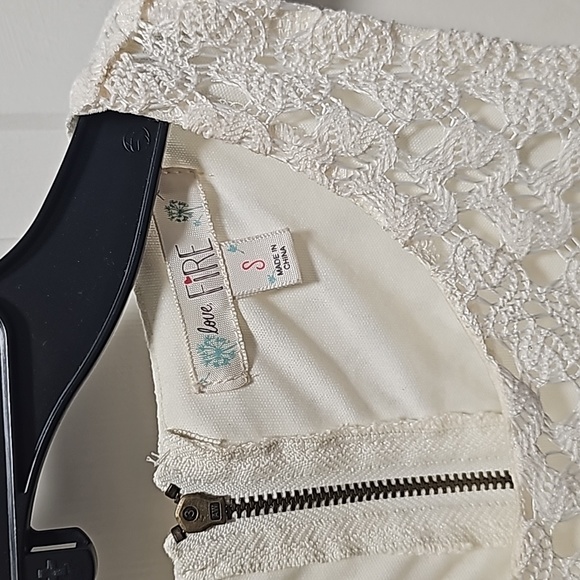 Ladies cream sleeveless dress - Picture 2 of 6